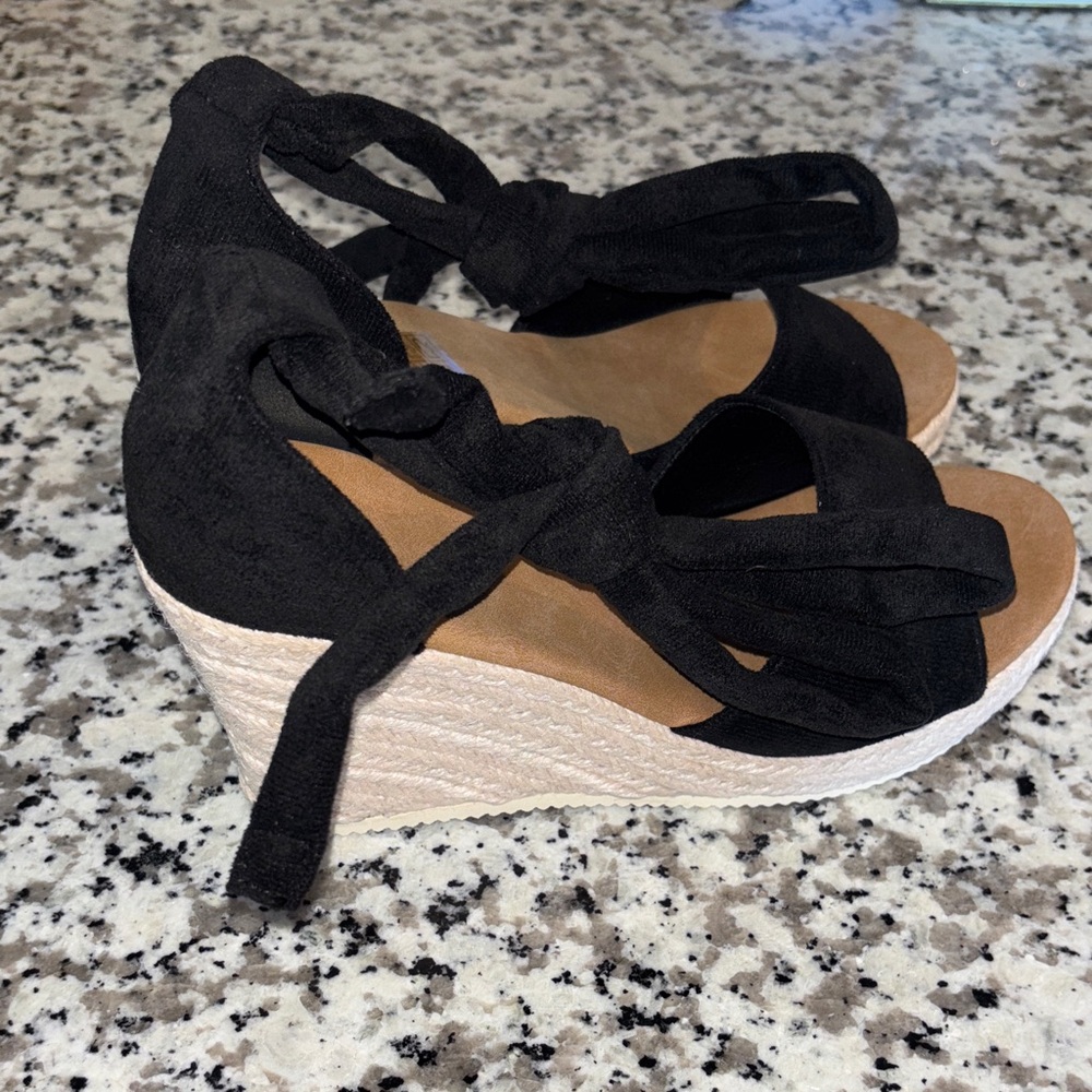 Tweed tan & velvet black wedges